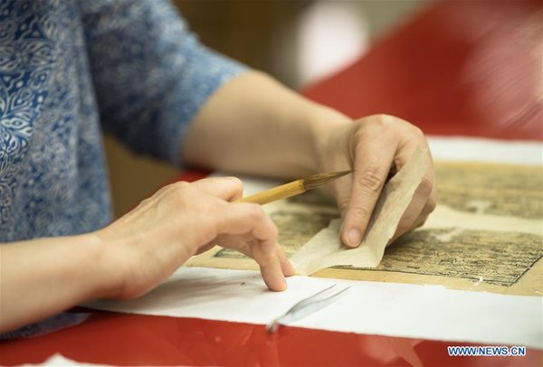 Pic Story of Yan Jingshu Who Restores Ancient Books in China's Hangzhou