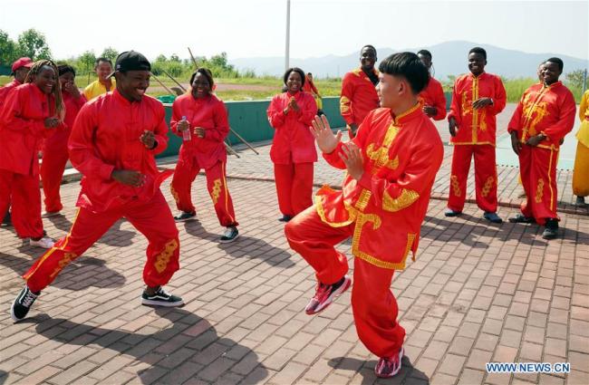 非洲留学生新余体验中国文化 African students learn about Chinese culture at Xinyu university