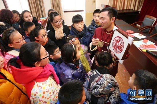Children Learn Paper-cutting to Greet Upcoming Spring Festival