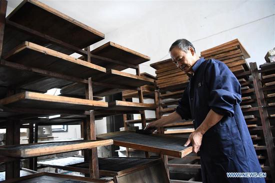 Wang Chunlin, a provincial-level inheritor of traditional handmade oil soot ink making in Anhui, started learning to make oil soot ink from his father at the age of 14. The oil soot inkstick made with traditional techniques from the soot of burnt tung oil or various other oils lines with smooth and bright luster. Along with the inkstone, brush, and paper, the inkstick is considered one of the
