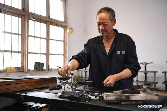 Wang Chunlin, a provincial-level inheritor of traditional handmade oil soot ink making in Anhui, started learning to make oil soot ink from his father at the age of 14. The oil soot inkstick made with traditional techniques from the soot of burnt tung oil or various other oils lines with smooth and bright luster. Along with the inkstone, brush, and paper, the inkstick is considered one of the