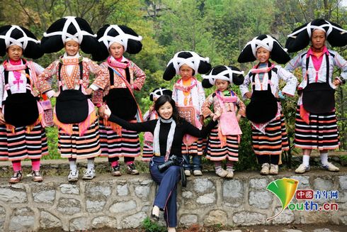 Curator Inherits, Innovates Miao Ethnic Embroidery