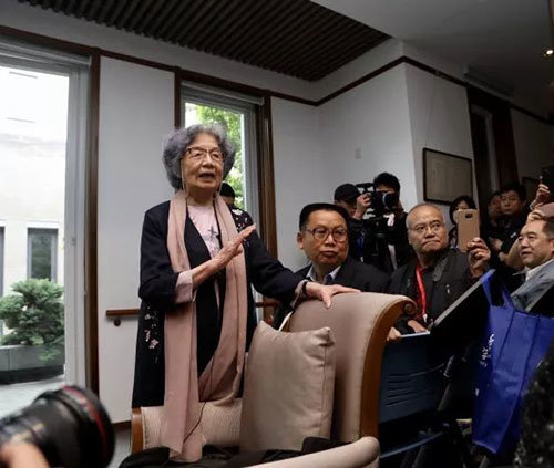 Elderly Scholar Dedicates Her Life to Classical Chinese Literature