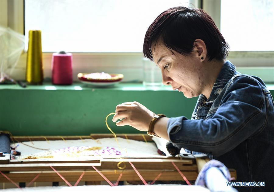 Pic story of embroiderer in NW China's Xinjiang
