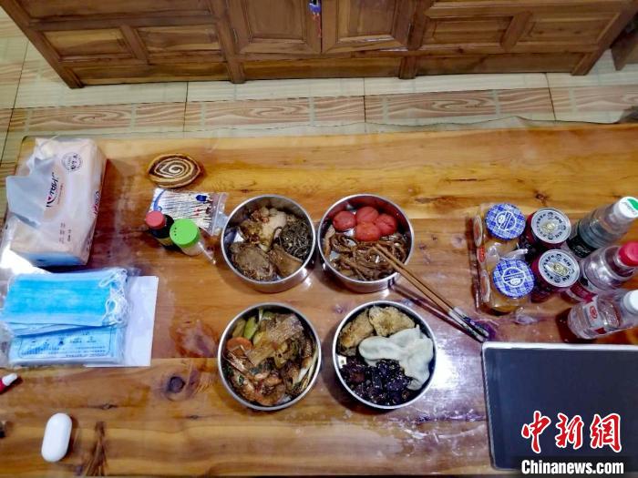 图为才仁多杰的母亲送来的年夜饭 受访者供图 摄