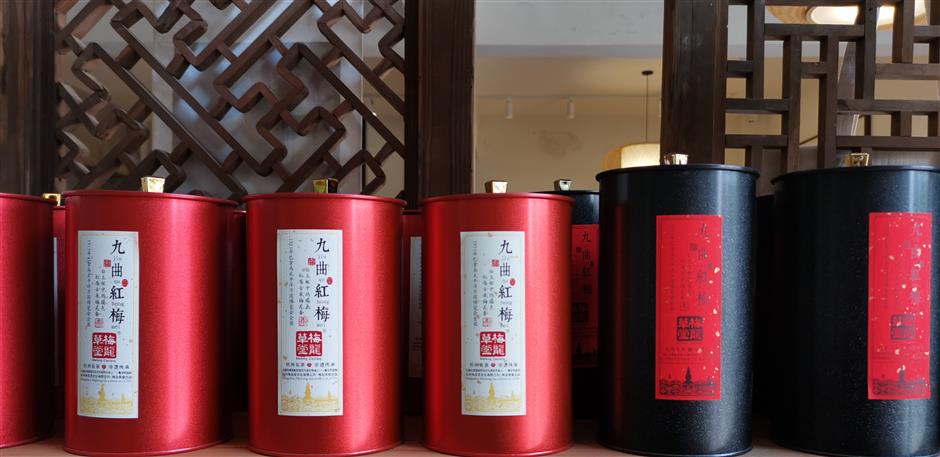 Black tea maker keeps tradition alive in Longwu