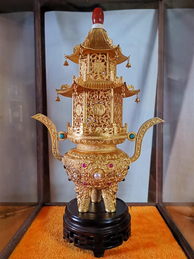 Hangzhou artisan still hammering away at ancient metal trade