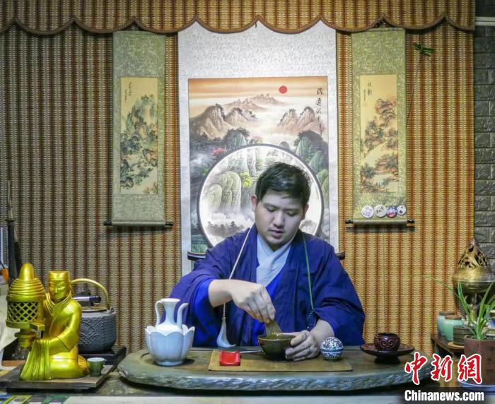 图为点茶过程。 佟郁 摄