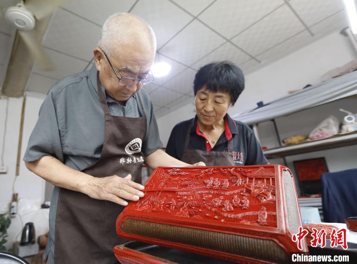 在河北省固安县南宋村，雕漆匠人朱庆元正给学员指导漆器制作技法。 门丛硕 摄