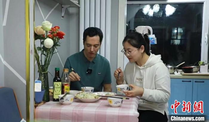 图为岑希和他的妻子共进晚餐。 受访者供图