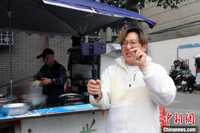 在成都某老社区录制视频的朴大一。 王磊 摄