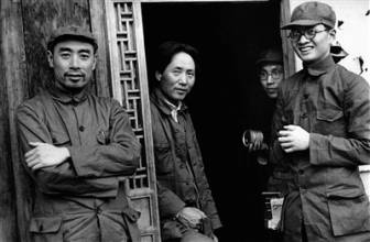 毛泽东、周恩来和博古（右一）的合影。