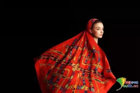 Curator Inherits, Innovates Miao Ethnic Embroidery