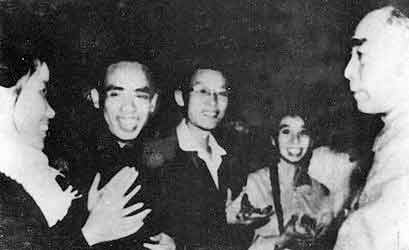   1963年冬，被誉为“山沟里的山茶花”的紫金花朝戏剧团在广州汇演。  周恩来亲切接见了剧组主要演员。