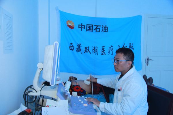 04孟祥安为牧民做B超