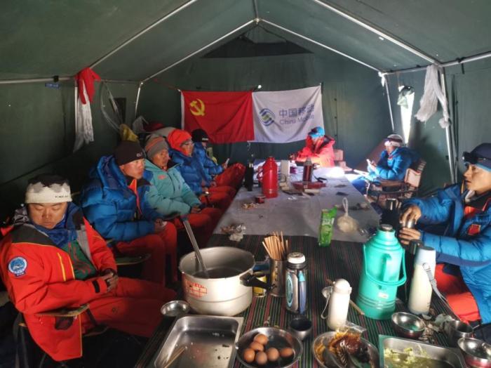 队员们在前进营地活动帐休息。文/史卫静 图/次落 图片来源：中国登山协会