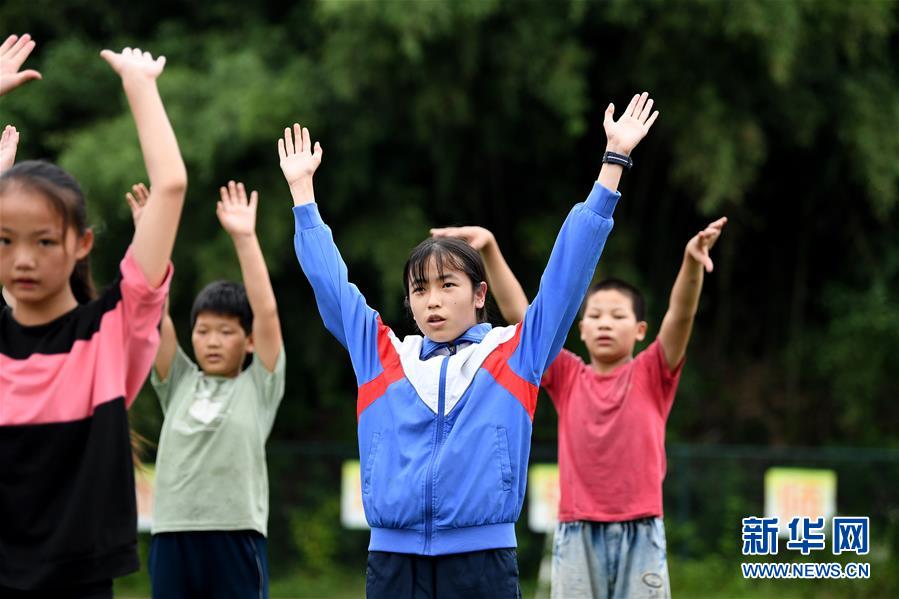 (脱贫攻坚·图片故事)(4)大山女孩:梦想不曾“弯腰”