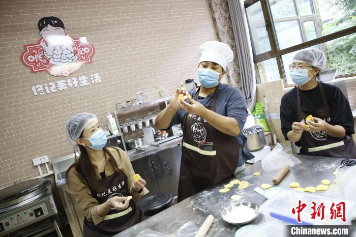 佟国华为北京市平谷区国资系统员工培训。 马平川 摄