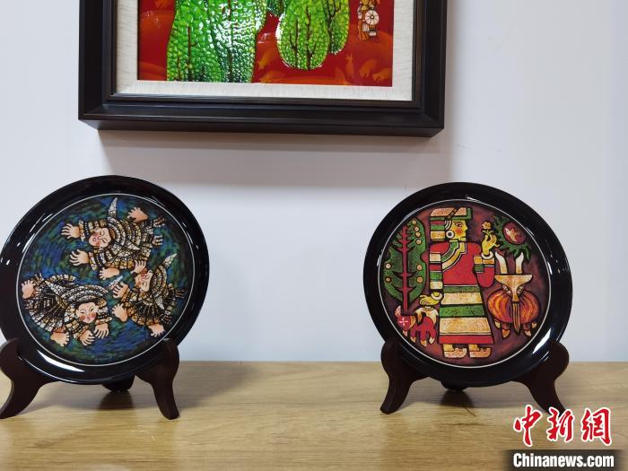 图为大方漆器的盘摆件。 周燕玲 摄