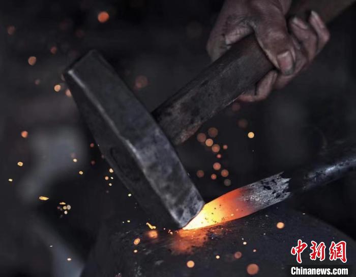 四溅的火花。 受访者供图