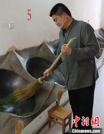 图为中国制茶大师伍德军正炒茶。 伍温馨 摄