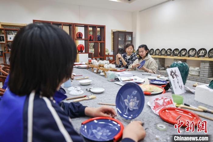 目前,已有100多名学生跟随苗振洁迈入刻瓷创作领域。 张云 摄