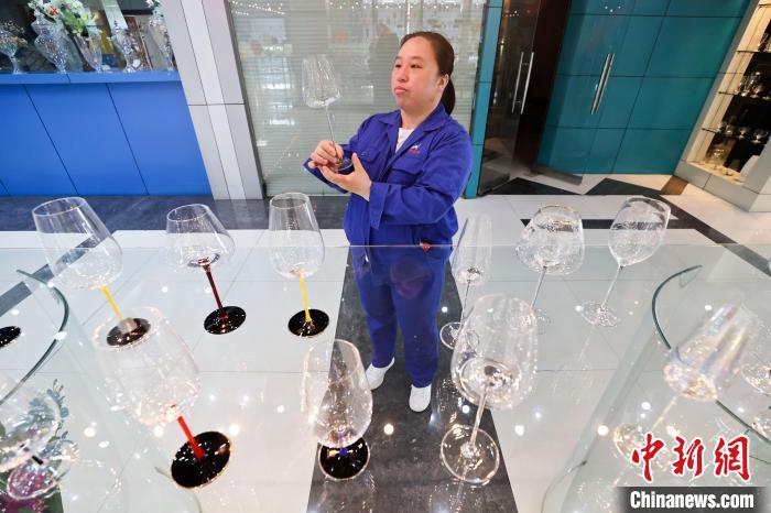 拉挺作为古老的人工吹制玻璃器皿工艺中关键的一环，难就难在对挺的长短、粗细以及光泽度的把握上。 张云 摄