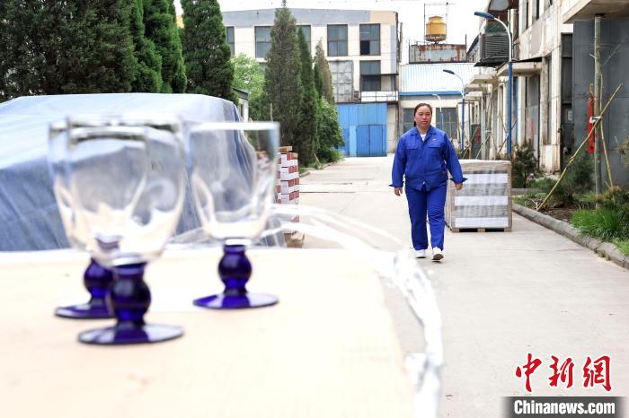 罗琴琴，是山西大华玻璃实业有限公司拉挺工、“全国五一劳动奖章获得者”。 张云 摄