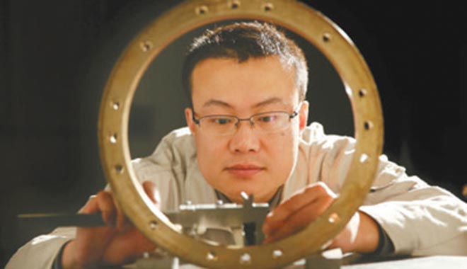 他的指纹几乎磨平 只为练就“微米级”的触觉