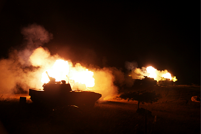 4a-第75集团军某旅跨昼夜组织实兵实弹演习，重点锤炼部队夜间条件下极限射击能力。 江平骥 摄