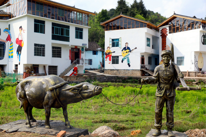 洪江村到处都有雕塑-a